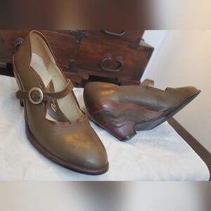 Fluevog Pinups olive green with tan